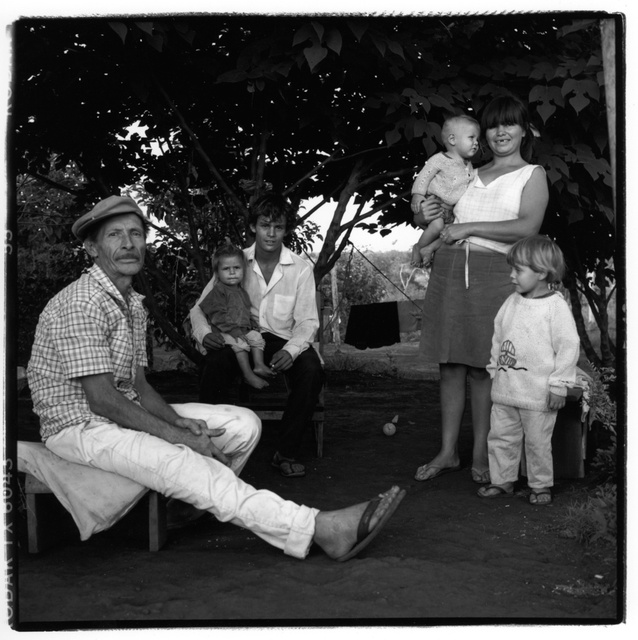 Arg. family in yard221.jpg