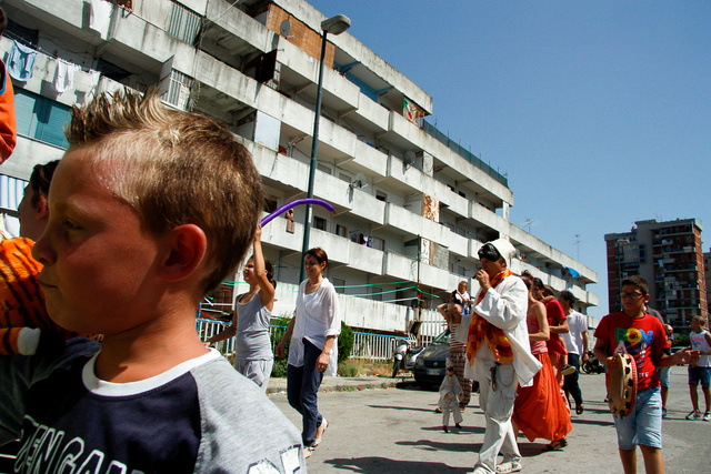 Un corteo festoso organizzato da Davide nelle Vele di Scampia 