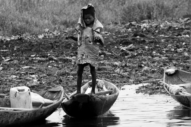 Little girl alone near Ganvie