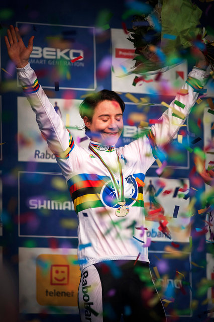 Voor de zevende keer is Marianne Vos wereldkampioen veldrijden, haar zesde titel op rij