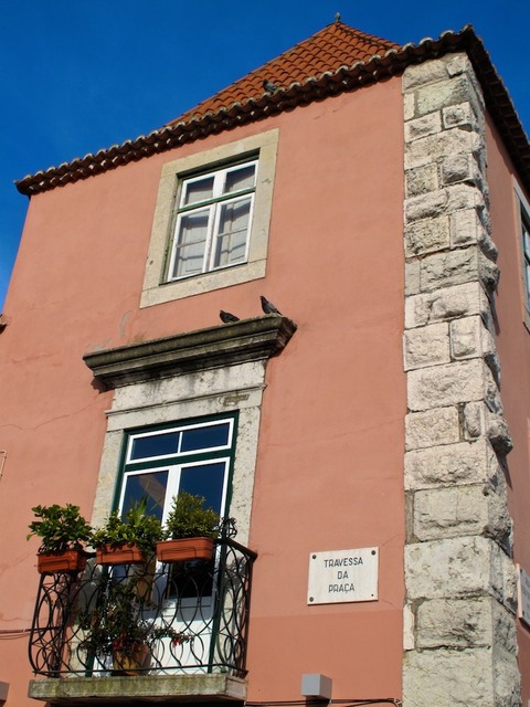 Fachada na travessa da praça em Belem