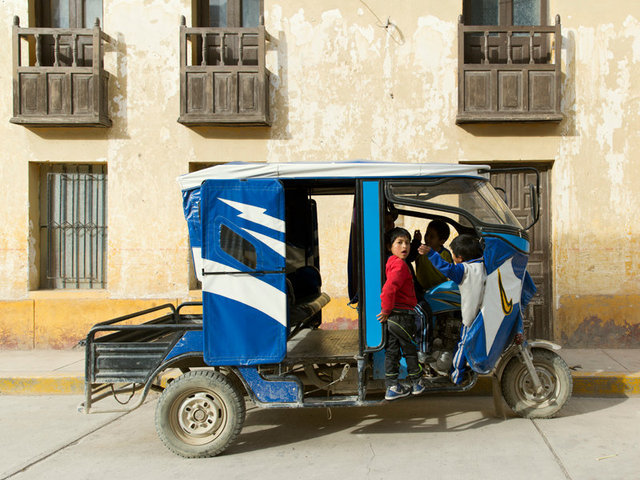 kids taking over a tuk tuk