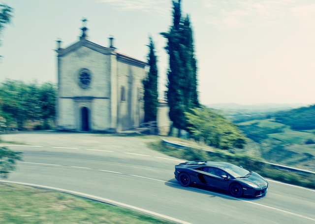 Lamborghini Aventador voor Carros Magazine