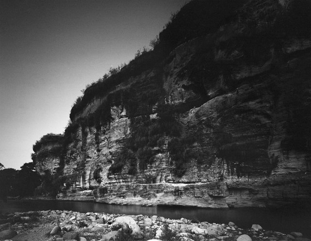 Acantilado sobre el Rio Gualí, Tolima, 9.30 pm.