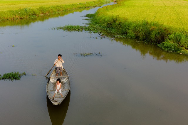 Father and daughter on a boat near Hue