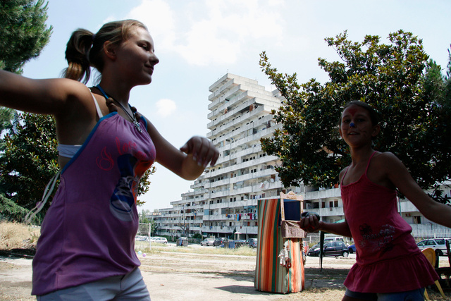 Bambine danzano la tarantella durante la festa organizzata da Davide nelle Vele di Scampia