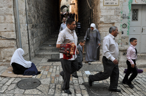 Vieille ville de Jérusalem, sur le chemin de la Mosquée Al Aqsa pour la dernière priére du ramadan