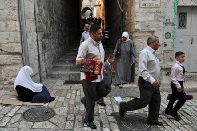 Vieille ville de Jérusalem, sur le chemin de la Mosquée Al Aqsa pour la dernière priére du ramadan