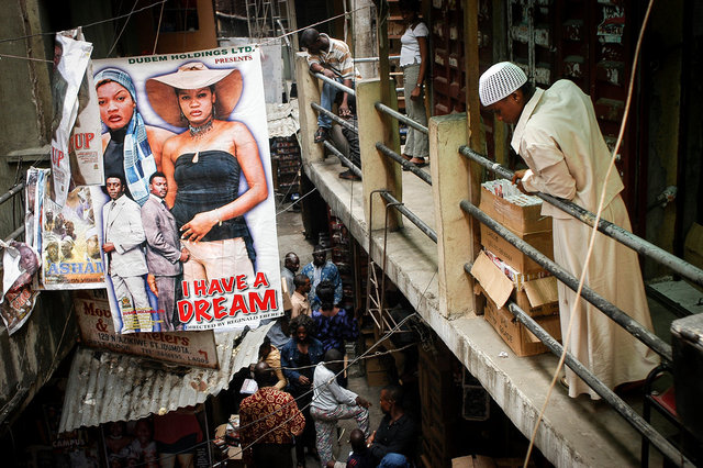 Affiche de film dans un quartier populaire de Lagos Island.