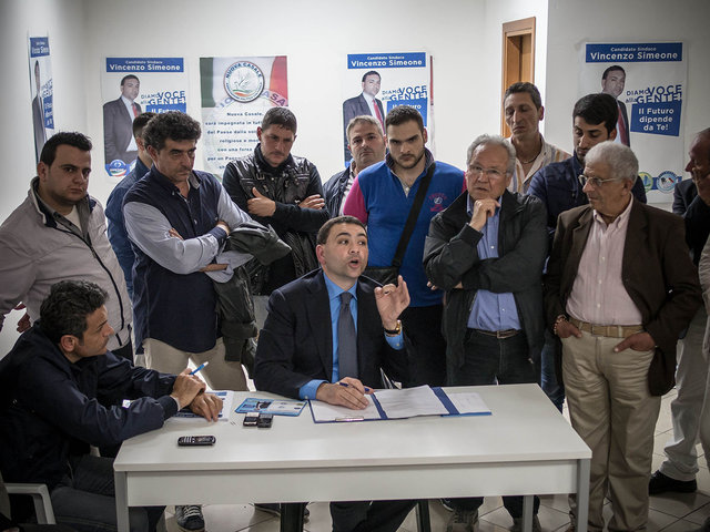 13.Un incontro serale nel comitato che appoggia il candidato a sindaco De Simone