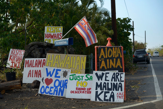 Big Island independence signs