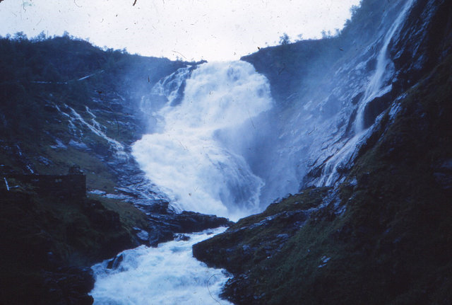 1184 (34) Kjossfoss waterval, gezien vanuit trein (Flåmlinie)