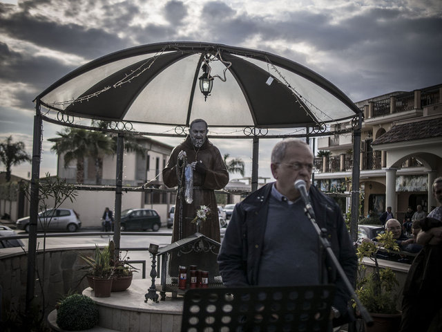 26. Renato Natale durante un comizio